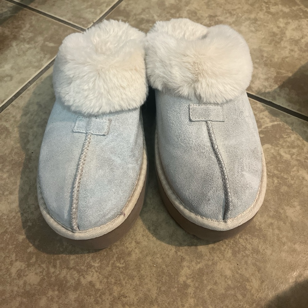 Slippers - Picture 2 of 3